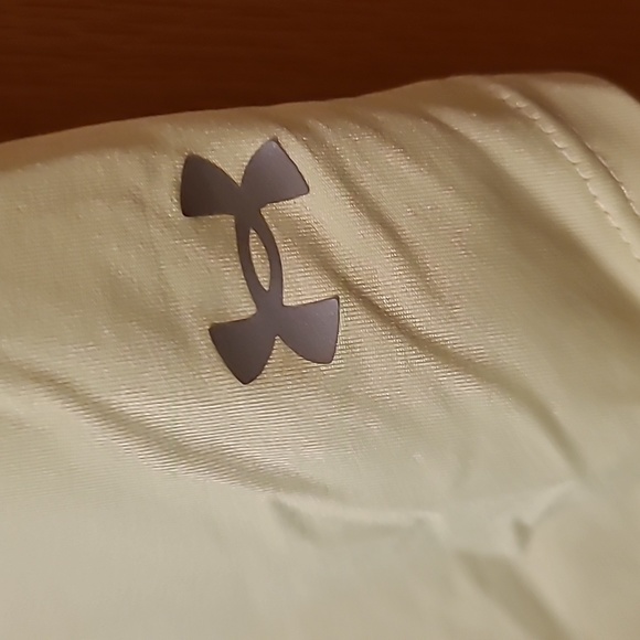 Under Armour Top - Picture 2 of 4